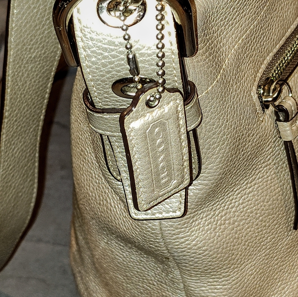 EUC COACH BEIGE/GOLD METALLIC PEBBLED LEATHER HOBO BAG ADJUSTABLE BUCKLE STRAP - Picture 15 of 15